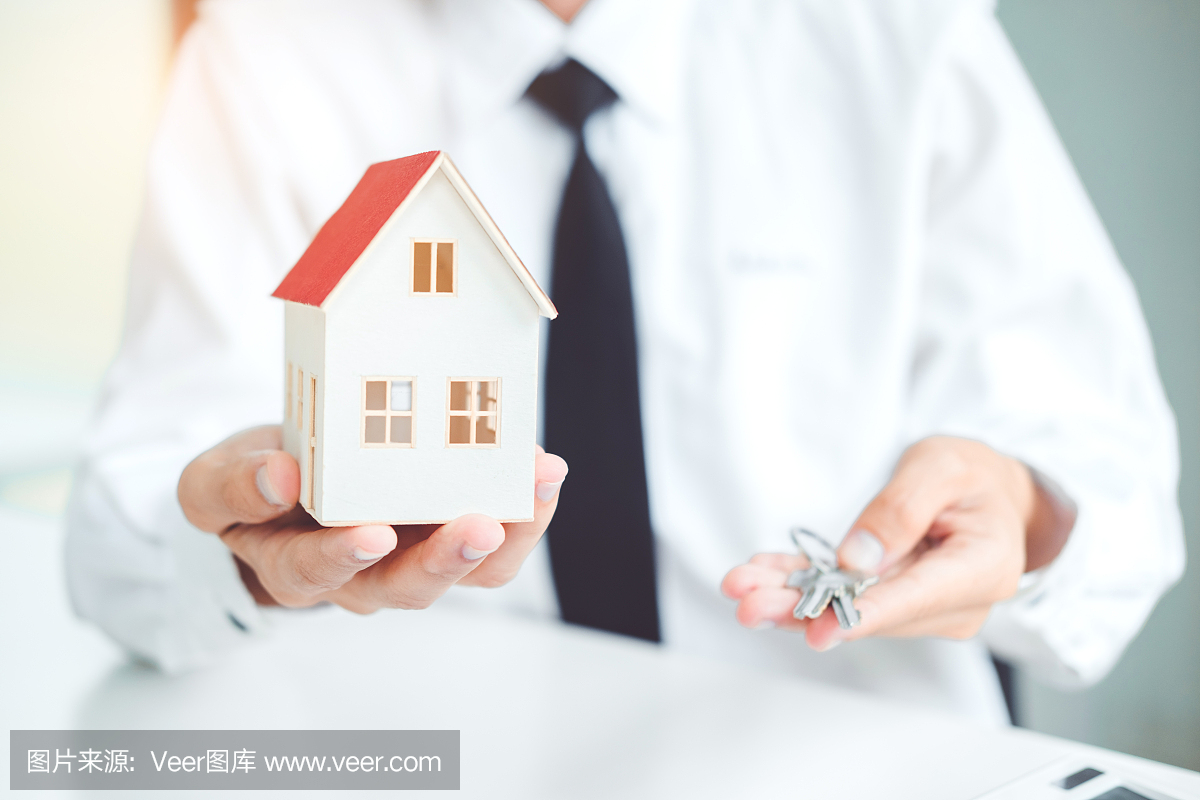 销售代理给客户房屋并签订协议合同,保险到家概念